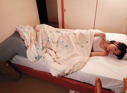 Cháu gái đã trưởng thành, chú nhận thấy cơ thể quyến rũ và liền đề nghị quan hệ tình dục.