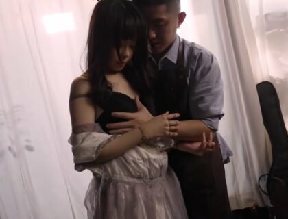 Thằng đàn ông kỳ quặc vui vẻ vào đêm với con búp bê do chính mình tạo ra