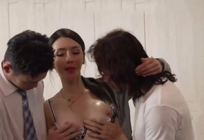 Mẹ dâm vú to khiến hai con trai sung sướng