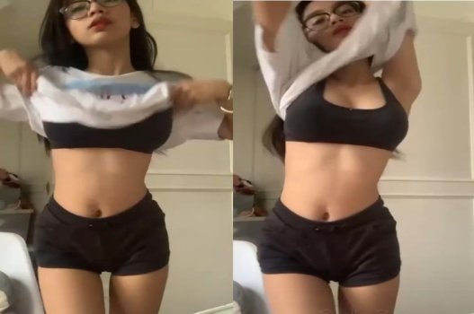 Vú khủng bị trêu chọc bởi người yêu, thấy thèm không chịu nổi